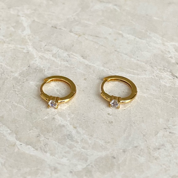 Aritzia Jewelry - Huggie earrings